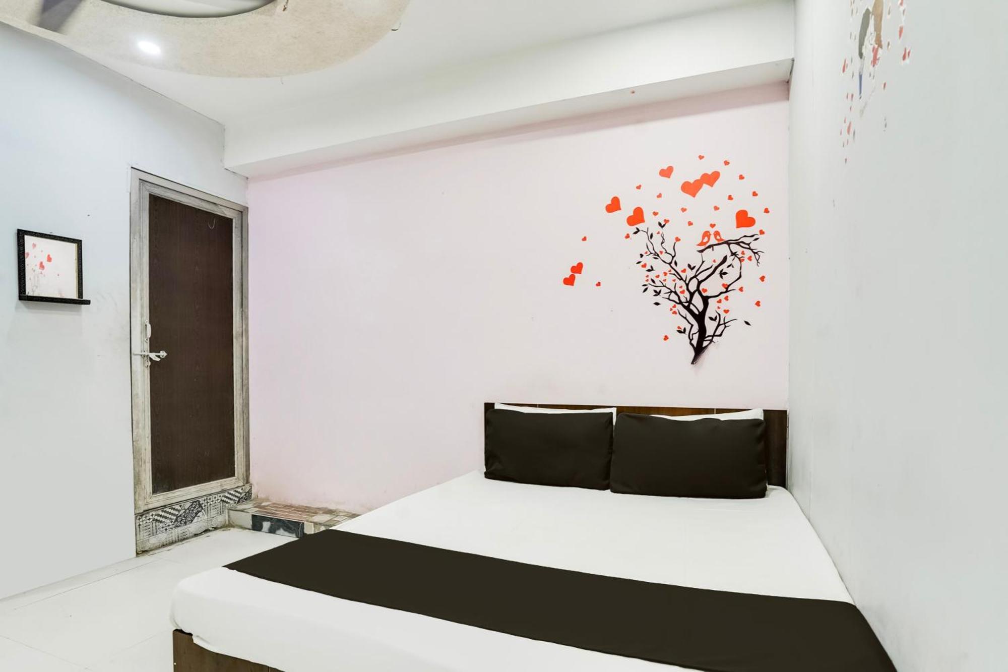 Hotel O Day Night Rooms Сурат Экстерьер фото
