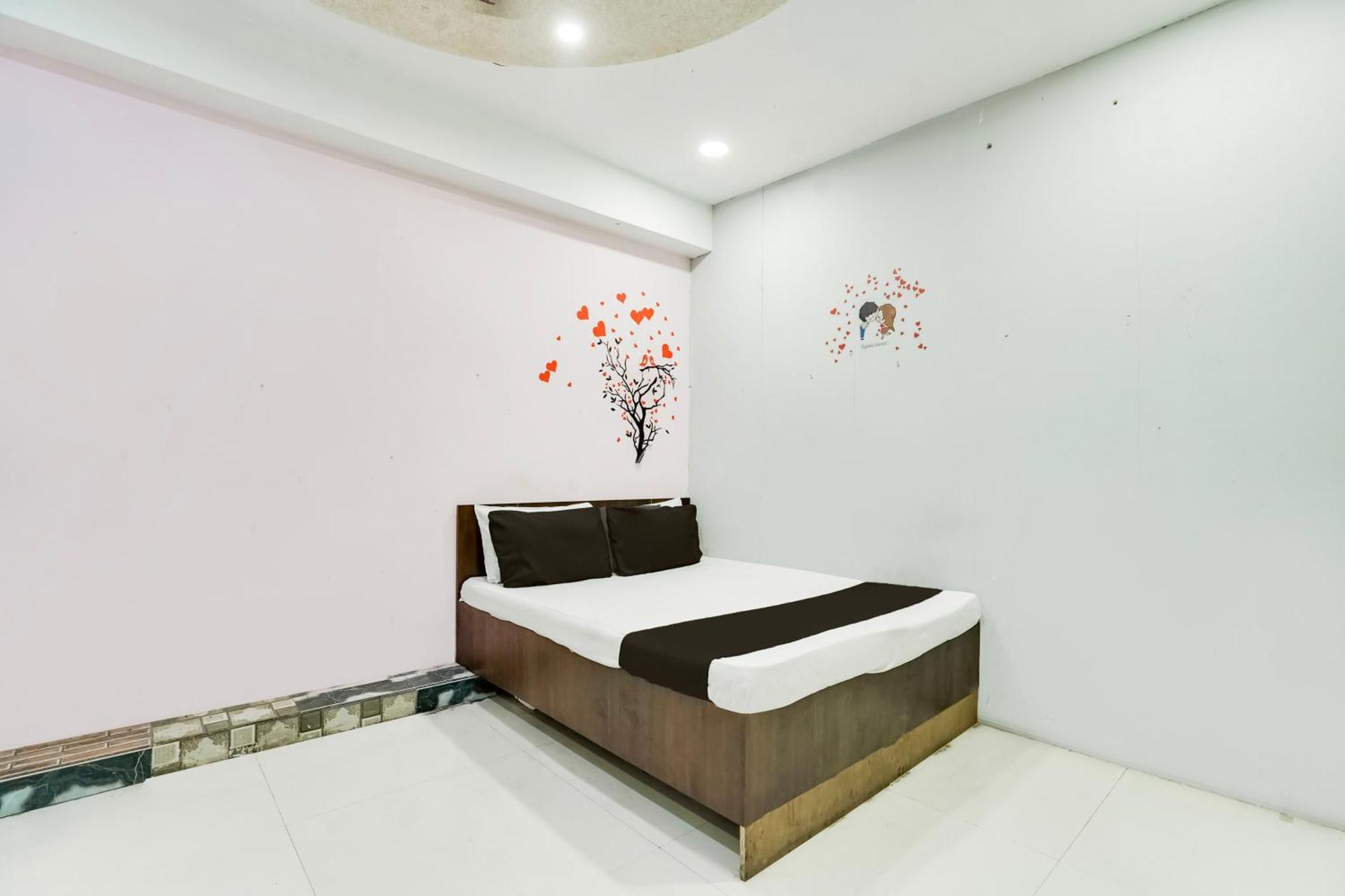 Hotel O Day Night Rooms Сурат Экстерьер фото