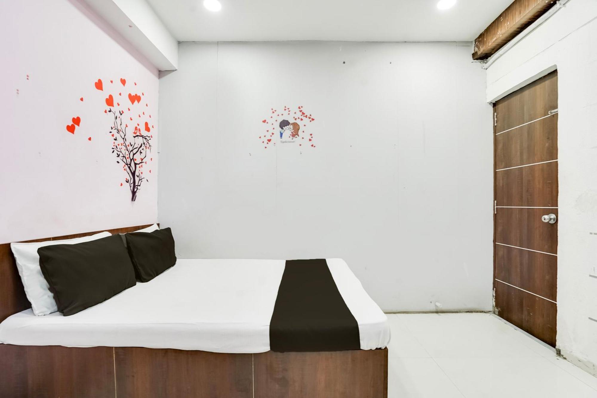 Hotel O Day Night Rooms Сурат Экстерьер фото
