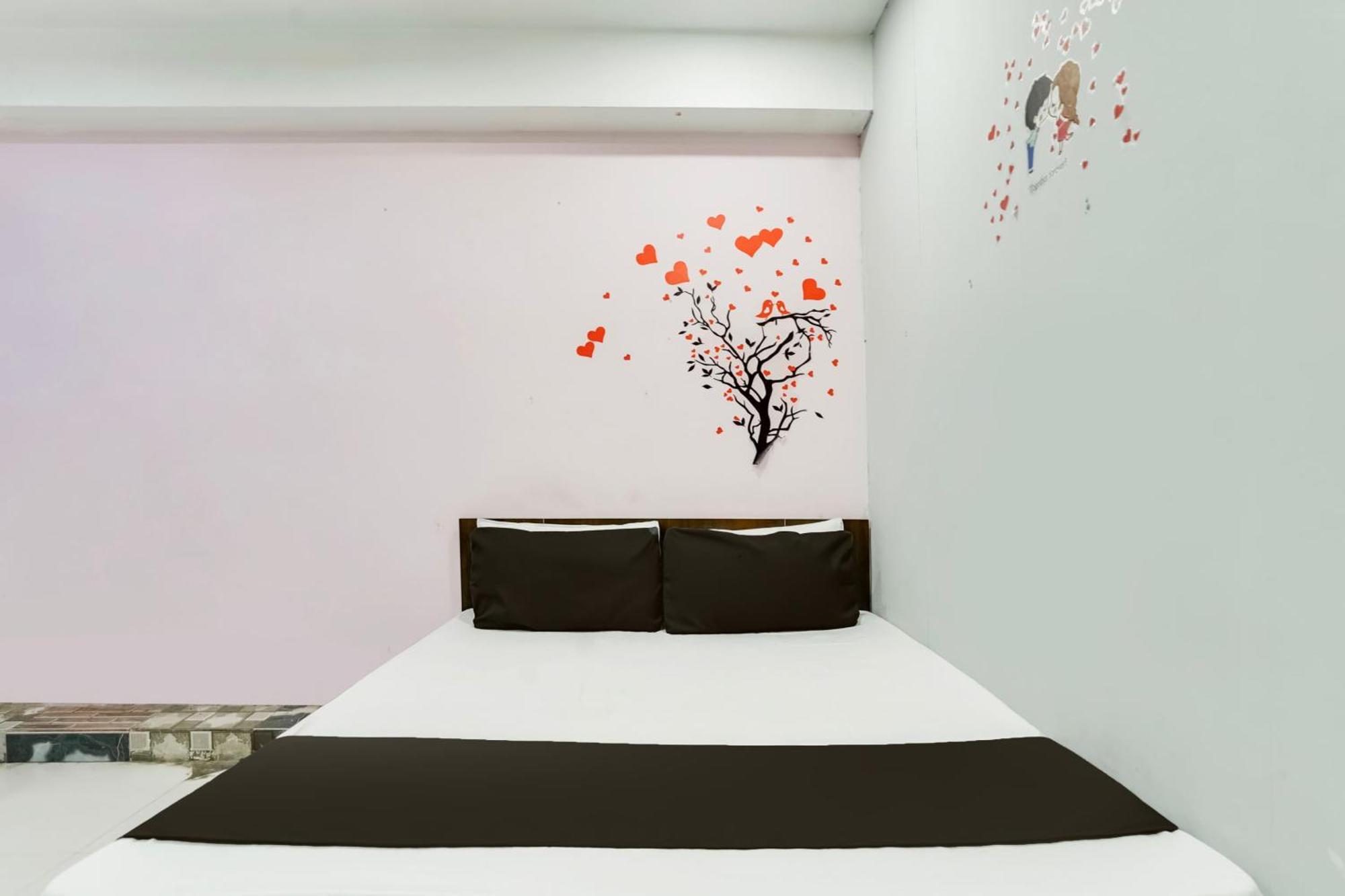 Hotel O Day Night Rooms Сурат Экстерьер фото
